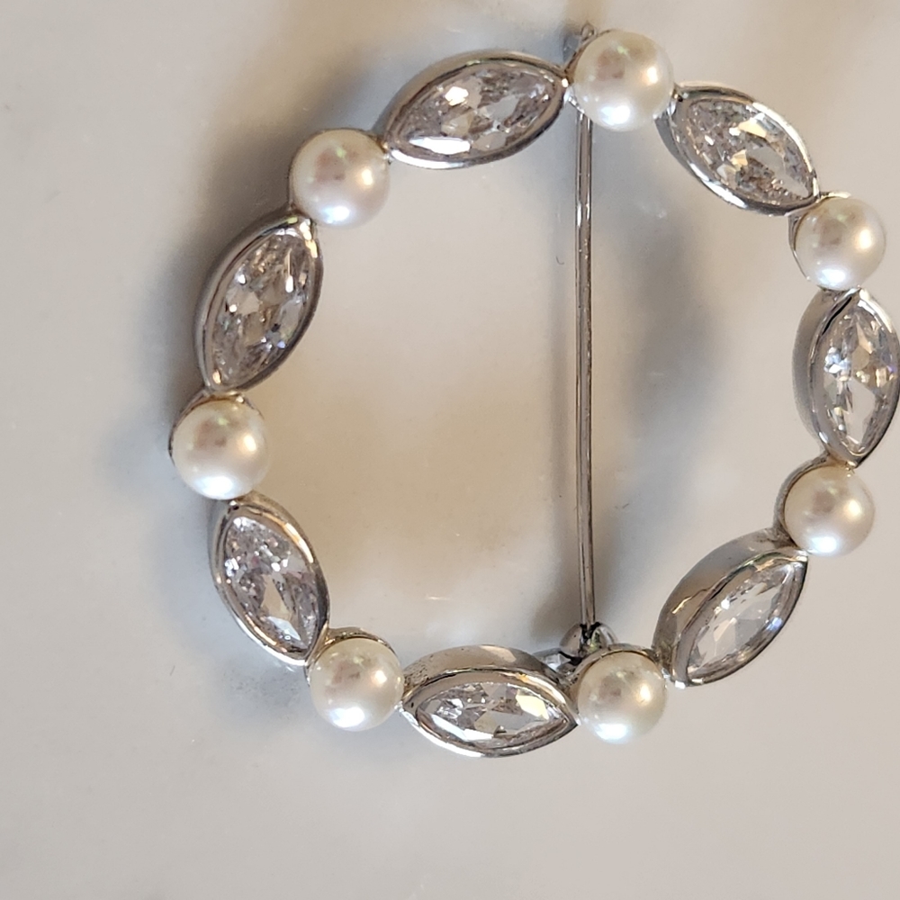 925 Sterling Silver ,real cultured pearl & Clear CZ in a Circle design brooch